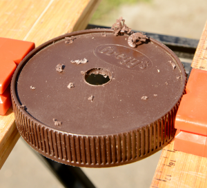 Lid with hole for airlock grommet